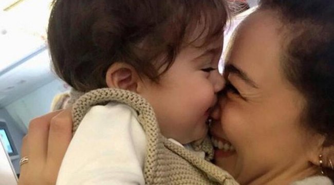 Azra Akın: Bana benziyor, değil mi?