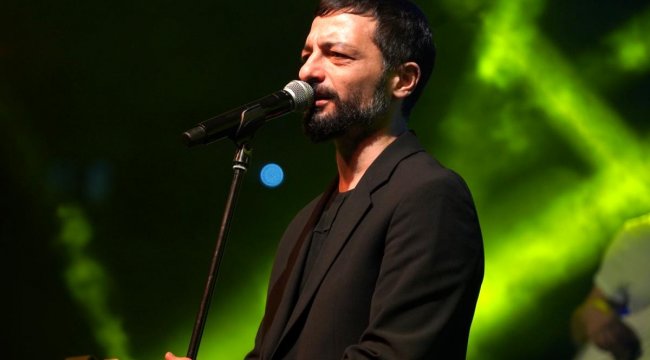 Bilecik'te binlerce kişi Mehmet Erdem konserinde coştu