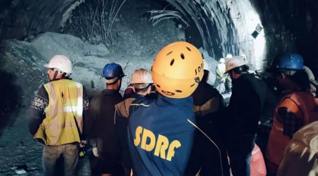 Hindistan'da tünel çöktü: 40 işçi mahsur kaldı