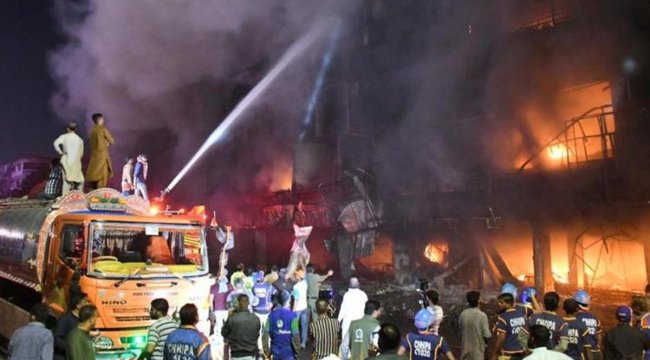 Pakistan'da büyük yangın! 5 kişi hayatını kaybetti