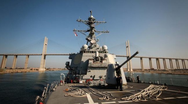 Pentagon duyurdu: Kızıldeniz'de ABD savaş gemisi ile çok sayıda ticari gemiye saldırı