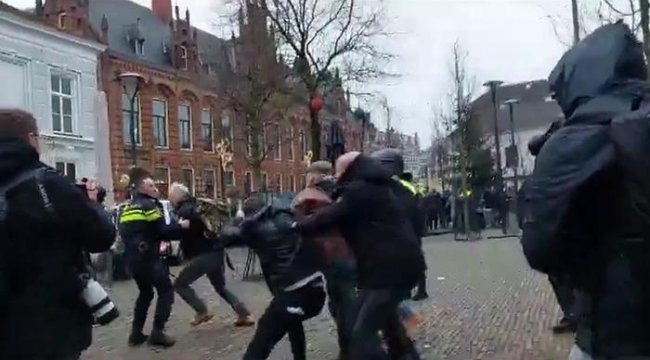 Hollanda'da Kur'an-ı Kerim'e yönelik çirkin saldırı sonrası ortalık karıştı: 3 polis yaralı