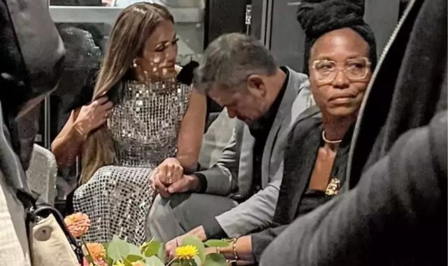 Jennifer Lopez, Toronto Film Festivali'nde Matt Damon,'un elini tutarken görüntülendi