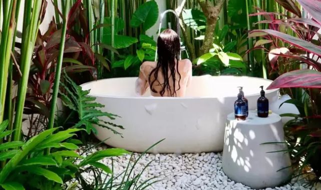 Rabia Soytürk'ten cesur küvet pozu