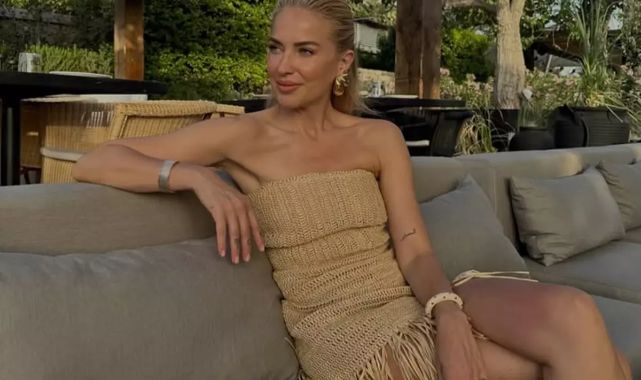 Burcu Esmersoy'dan bikinili şov! Peş peşe 6 farklı modelle kamera karşısında