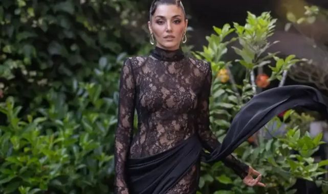 Hande Erçel derin yırtmaçlı cesur elbisesiyle geceye damga vurdu
