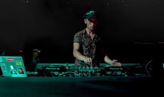 Müziğin Duygularla Buluştuğu Yer: Serhat Erdem’le Moda, Ritim ve Hayat Üzerine