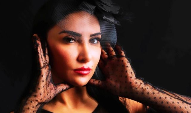 Tuhana Taş: Tarzıyla Duruşunu Ortaya Koyuyor