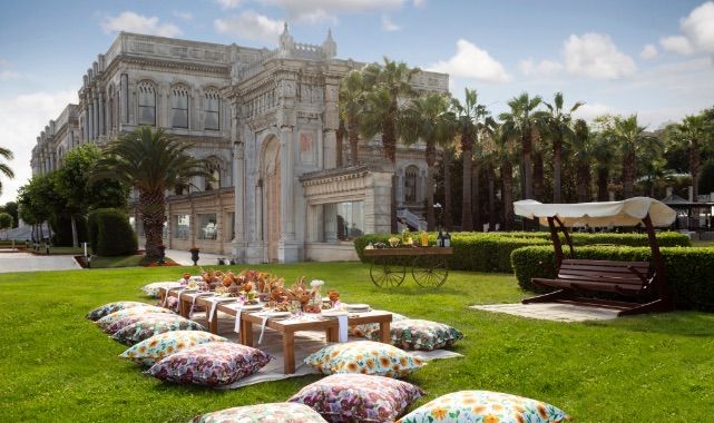 Çırağan Sarayı’nda Boğaz’a Karşı Lüks Piknik Keyfi