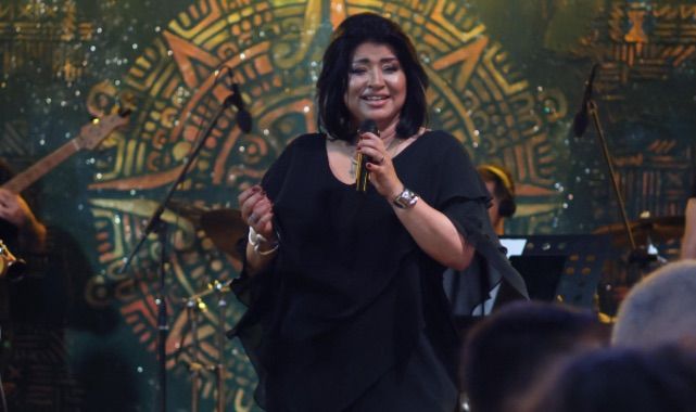 Ben Deniz Alaçatı’da Sahnede: "Tatil Yaparken Çalışıyorum!"